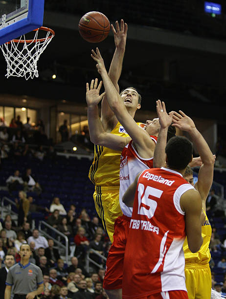 而是出于球 而是出于球